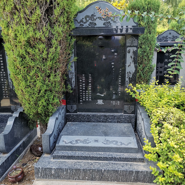 中原（龙喜一区）双龙戏珠碑