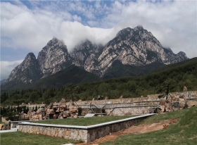 陵园靠山